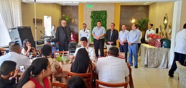 AGASAJAN A POLICÍAS QUE CUMPLIERON 30 AÑOS DE SERVICIO.