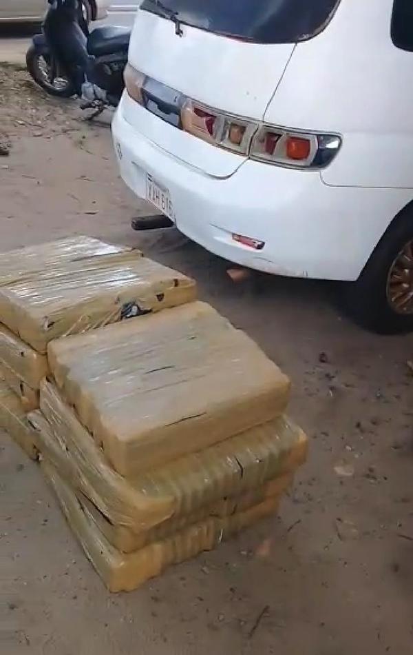 Incautan presunta marihuana trasportada por dos vehículos en Ñeembucú » Ñanduti