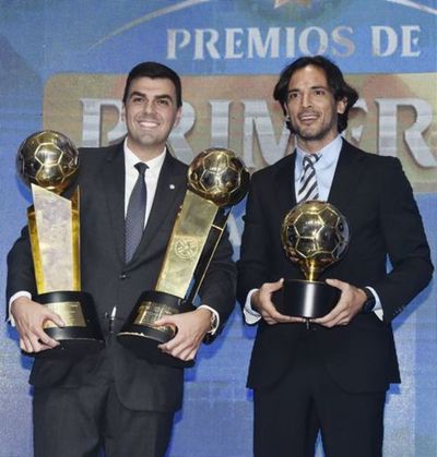 Jugadores de Olimpia se llenan de trofeos en los “Premios de primera” - Periodismo Joven - ABC Color