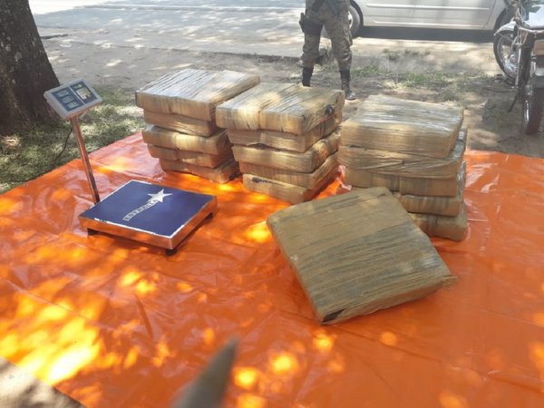 Cuatro aprehendidos con 449 kilos de marihuana en Ñeembucú