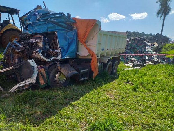 Choque frontal entre camiones deja una víctima fatal