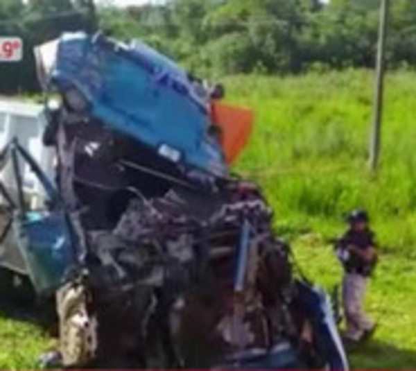 Un fallecido y dos heridos tras terrible colisión de dos Scania - Paraguay.com