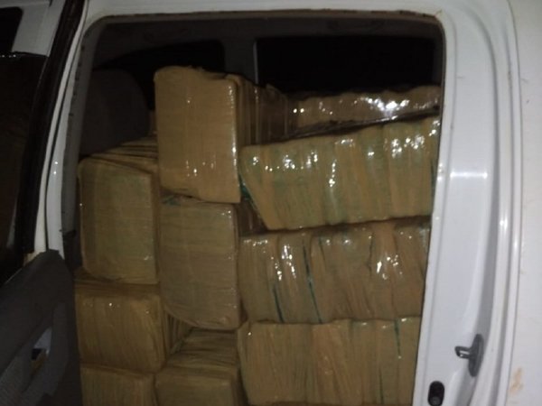 Abandonan camioneta con 759 kilos de marihuana en Canindeyú