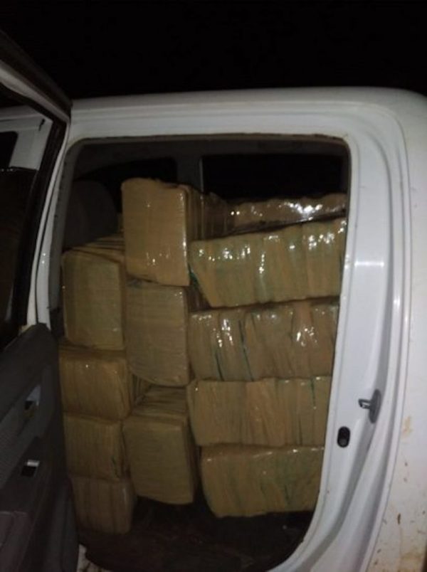 Dejan 759 kilos de marihuana en camioneta en marcha | Noticias Paraguay
