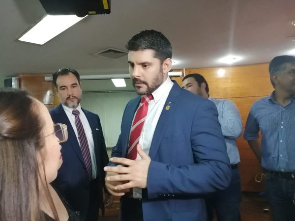 Aceptan renuncia de Mario Ferreiro y 'Nenecho' es su sucesor | Noticias Paraguay