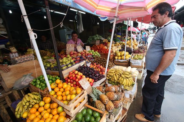 Vendedores invitan a comprar del Abasto