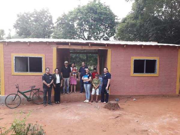 Arnaldo Valdez entrega dos viviendas sociales a familias de escasos recursos - Digital Misiones