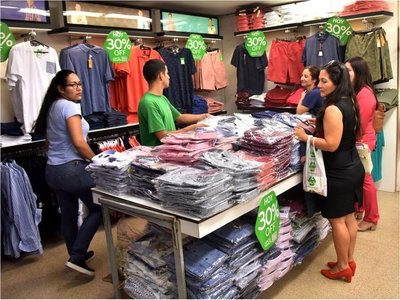 La actividad comercial se reaviva gracias al  aguinaldo y las ofertas