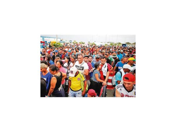Venezolanos van y mendigan entre la pobreza de Bolivia