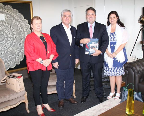 Visita de cónsules a la Dinac