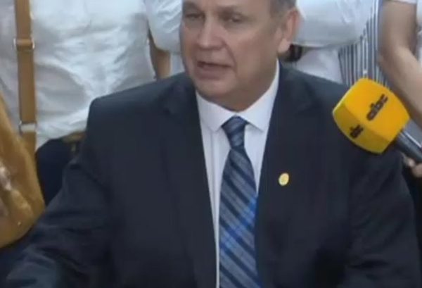 MARIO FERREIRO RENUNCIA ANTE INMINENTE INTERVENCIÓN A COMUNA DE ASUNCIÓN