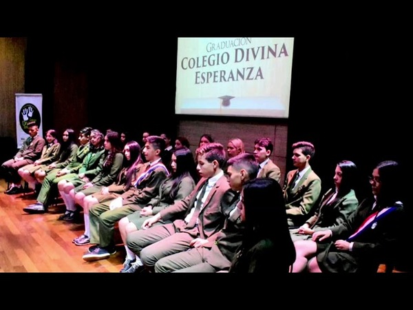 ELEGANTE CEREMONIA DE GRADUACIÓN DE ESTUDIANTES DEL COLEGIO DIVINA ESPERANZA