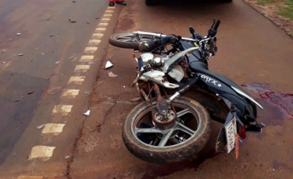 Joven motociclista muere tras embestir contra camión