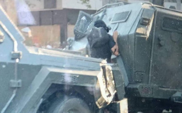 Tanqueta de la Policía chilena atropella a un manifestante en Santiago
