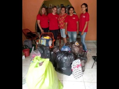 GRUPO DE VOLUNTARIOS OBSEQUIAN REGALOS A NIÑOS INTERNADOS