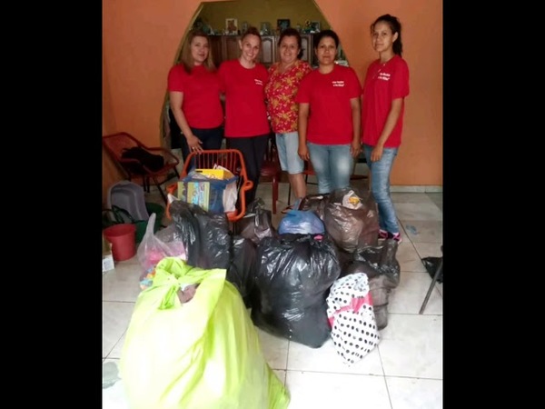 GRUPO DE VOLUNTARIOS OBSEQUIAN REGALOS A NIÑOS INTERNADOS