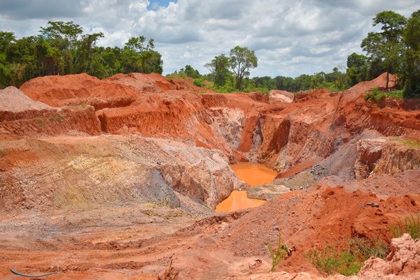 Mineros marchan en repudio a revocación arbitraria de contrato - Nacionales - ABC Color