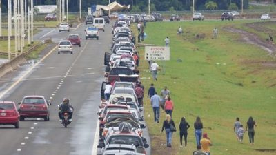 EXTENSA FILA PARA PASAR DE POSADAS A ENCARNACIÓN