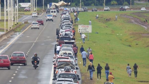 EXTENSA FILA PARA PASAR DE POSADAS A ENCARNACIÓN