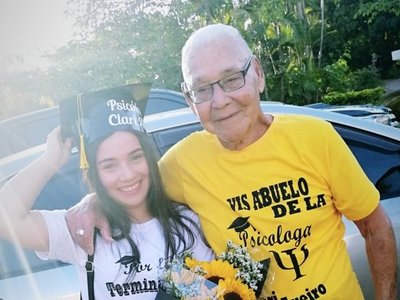 Abuelito de 105 años llevó girasoles a su bisnieta en último examen