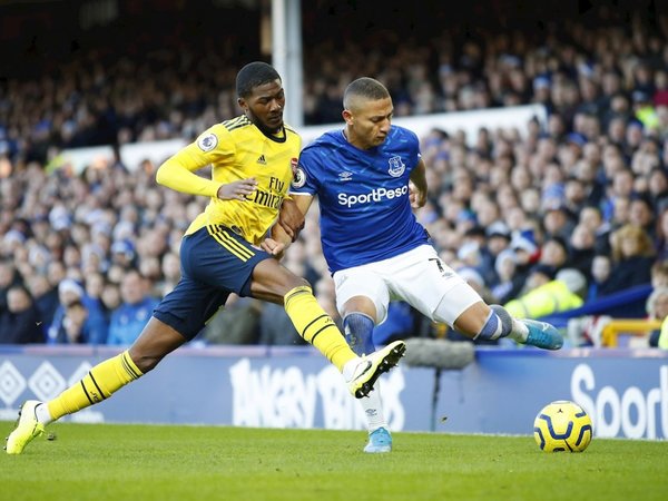 Everton y Arsenal empatan a la espera de sus nuevos entrenadores