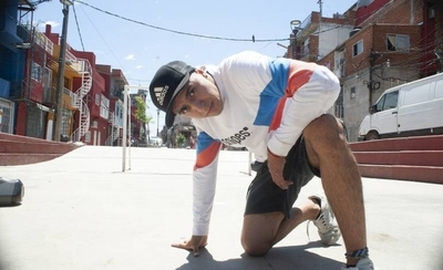 HOY / El bailarín paraguayo apreciado  y bien pagado en Buenos Aires  por desactivar "broncas"