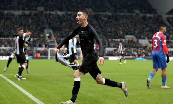 El acrobático primer gol de Almirón en el Newcastle