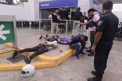 Balacera y motoasaltantes detenidos tras atacar un surtidor   - Nacionales - ABC Color