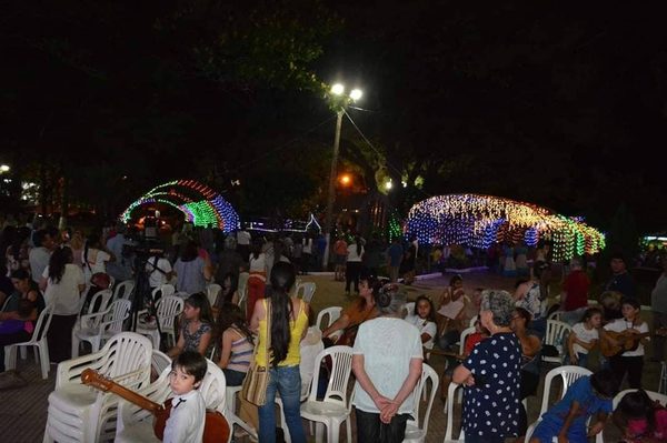 CNEL. BOGADO: CON UNA GRAN NOCHE CULTURAL HABILITARON ILUMINACIÓN DE LA PLAZA FELIX BOGADO.