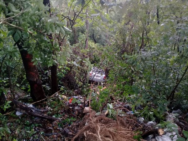 Camioneta cae al precipicio en el cerro Caacupé