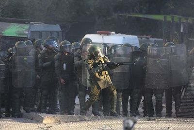 Atropello de joven por carro policial en manifestación estremece a Chile  - Mundo - ABC Color