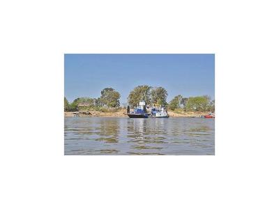 Sube  el río  en Pilar y prevén reanudar traslados  en balsa