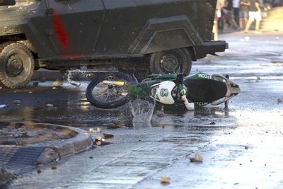 Impactante atropello a manifestante agrava la imagen policial chilena