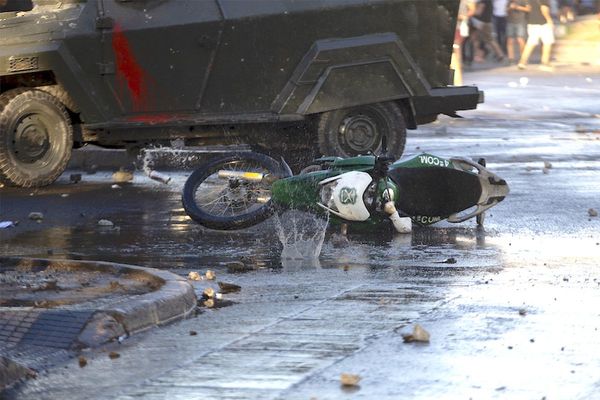 Impactante atropello a manifestante agrava la imagen policial chilena