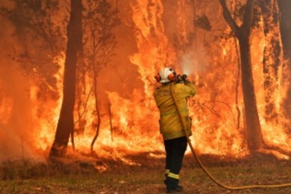 Vientos de más de 80 km por hora y altas temperaturas agravan los incendios en Australia | .::Agencia IP::.
