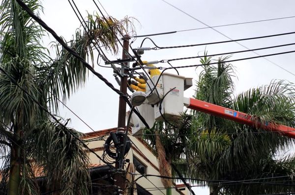 Violento temporal afectó el 40% del sistema eléctrico - Economía - ABC Color