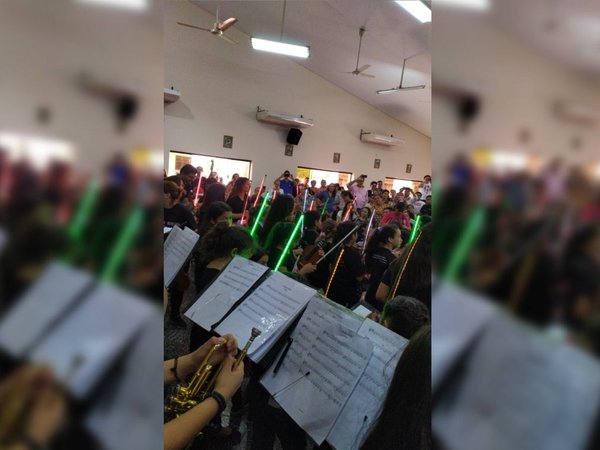 Niños de Cateura recrean sables de luz de Star Wars con instrumentos