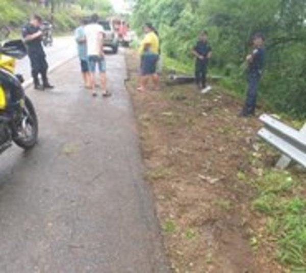 Camioneta cayó a precipicio en cerro Caacupé - Paraguay.com