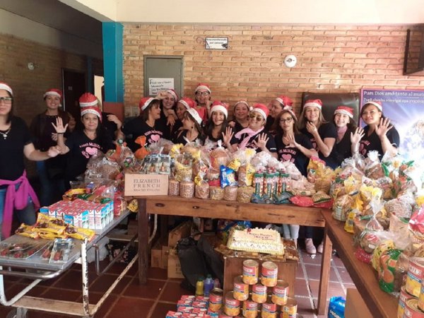 Voluntarios llevan pan dulce y amor a pacientes del Incán