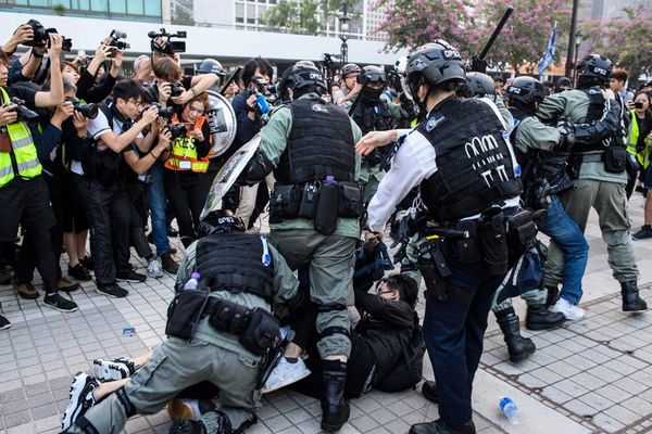 Policía irrumpe en protesta en Hong Kong a favor de uigures de China - Mundo - ABC Color