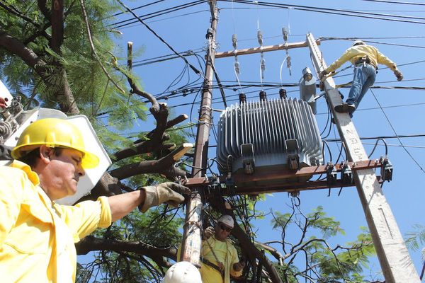 Ande sigue con reposición de servicio en los barrios con baja tensión