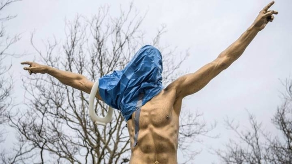 HOY / Seccionan la nariz y un dedo a la estatua de Ibrahimovic en su ciudad natal