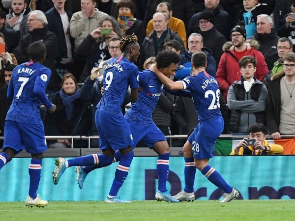 Willian corta la racha del Chelsea y la de Mourinho