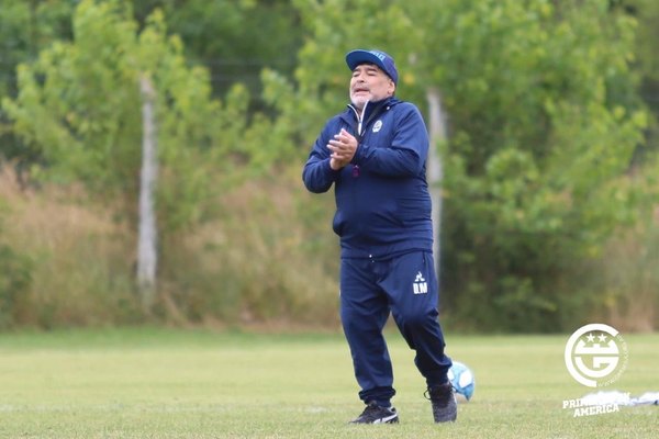 Maradona recibió la visita y regalo de un paraguayo