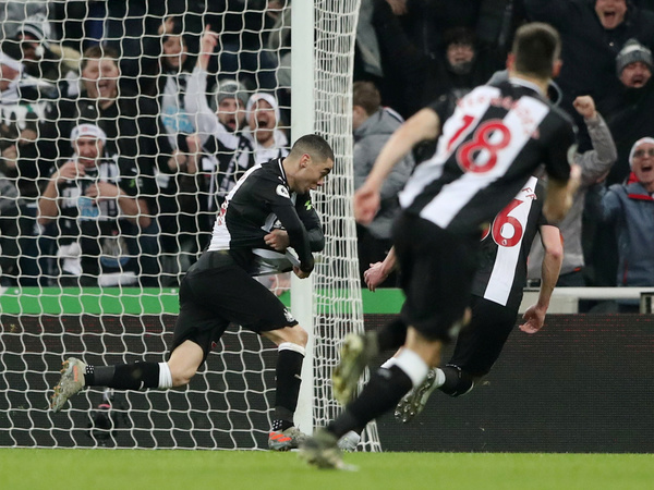 El St James' Park estalla con el gol de Almirón