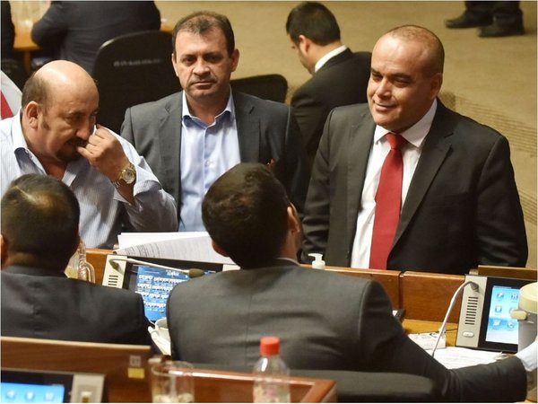 Diputados permiten que acusados de corrupción sigan en sus cargos