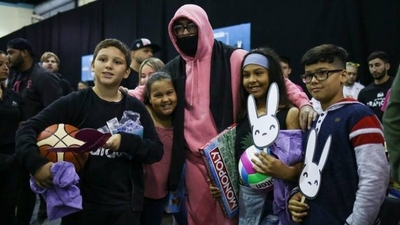HOY / Bad Bunny entrega juguetes a niños como regalo de Navidad
