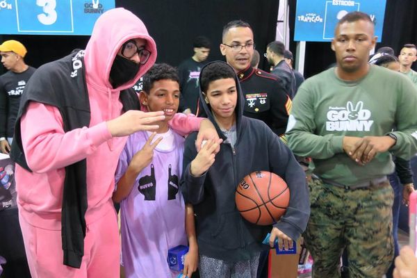 Bad Bunny entrega juguetes a niños de Puerto Rico - Gente - ABC Color