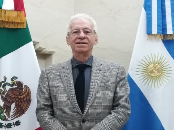 Renuncia embajador de México que fue acusado de robar un libro