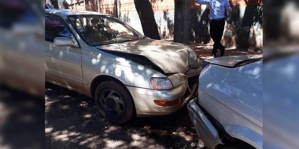 CONDUCTOR PERDIÓ EL CONTROL Y CHOCÓ CONTRA RODADOS ESTACIONADOS.